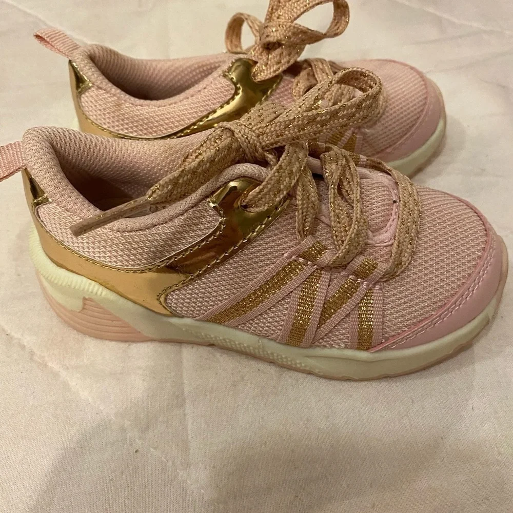 Oshkosh B’gosh Sneakers size 7 (FL)